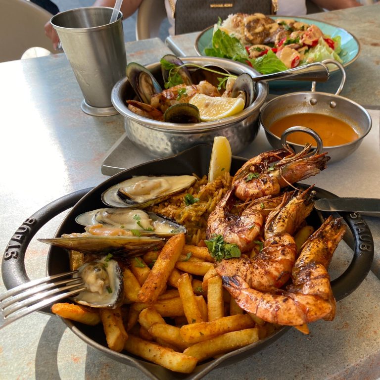 Enjoy Fresh Flavours at a Seafood Restaurant Dubai Marina